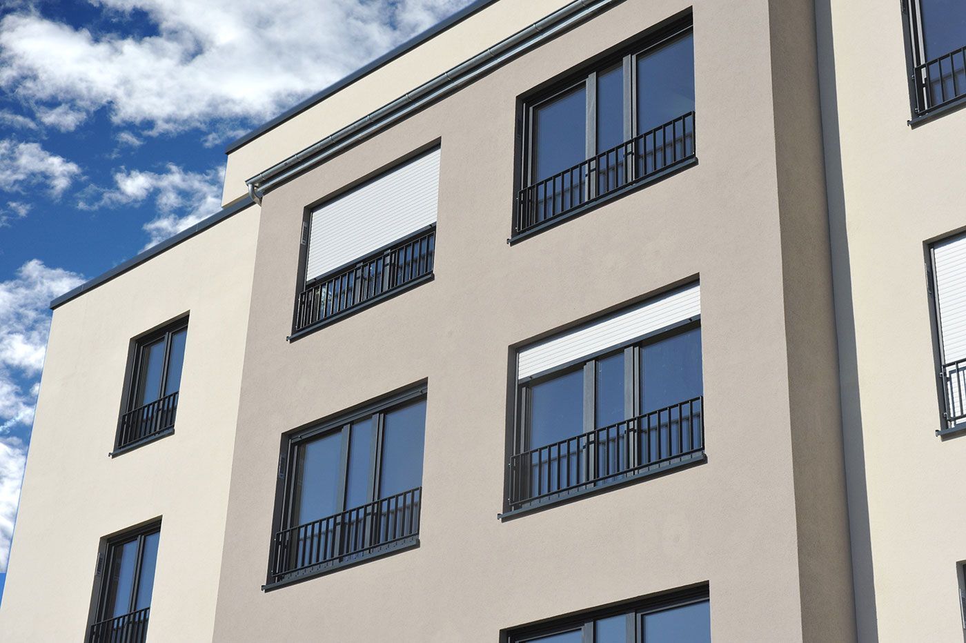 Façade avec des volets roulants.