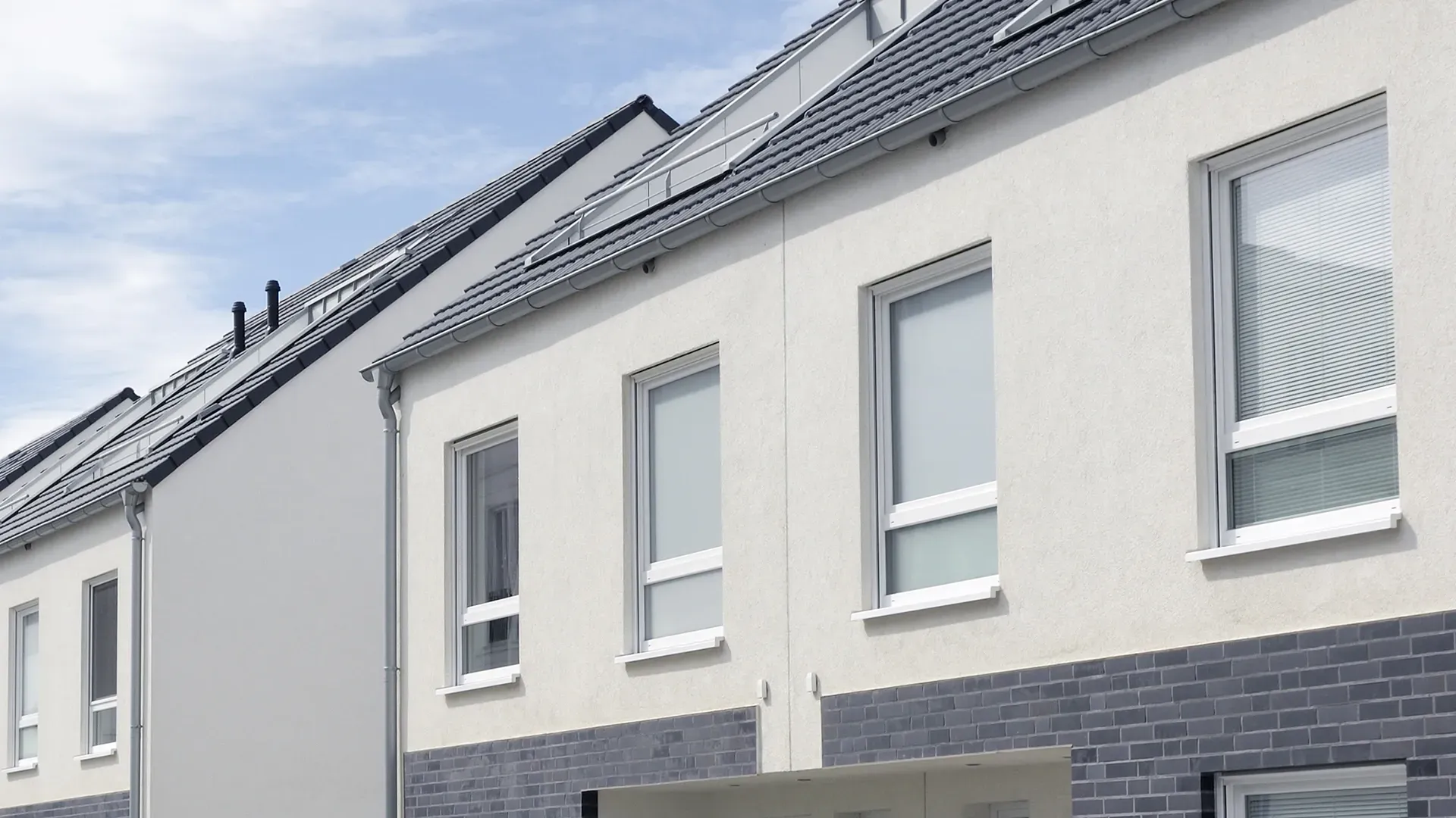 Fenêtres PVC sur une façade extérieure.