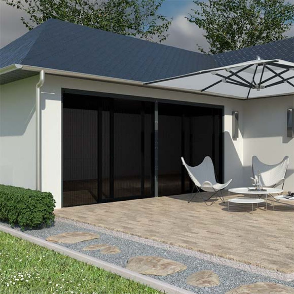 Moustiquaire plissée sur une baie vitrée.