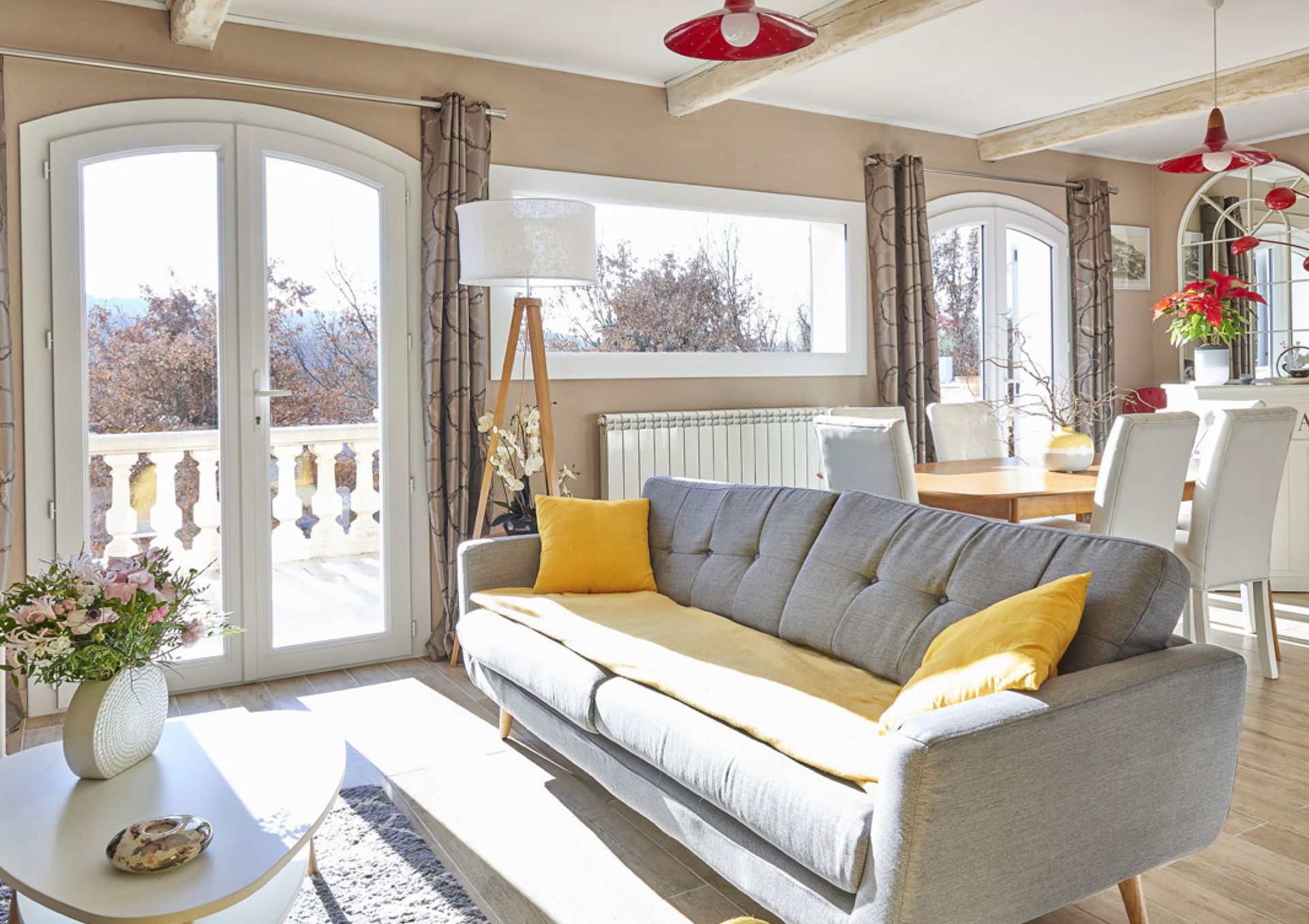 Salon avec portes fenêtres et fenêtres PVC.