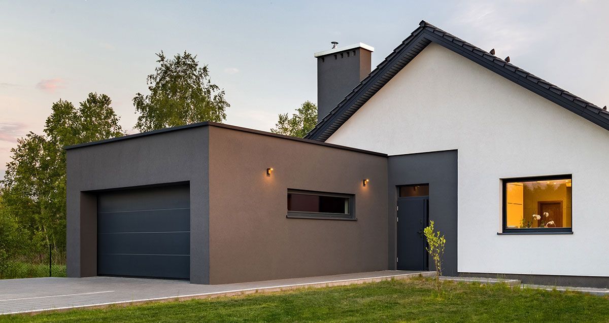 Maison avec un garage.