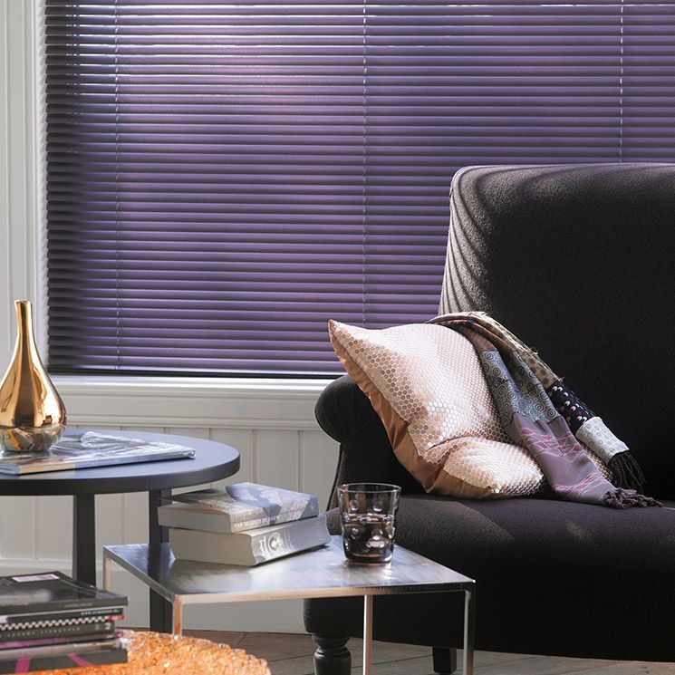 Store vénitien violet.