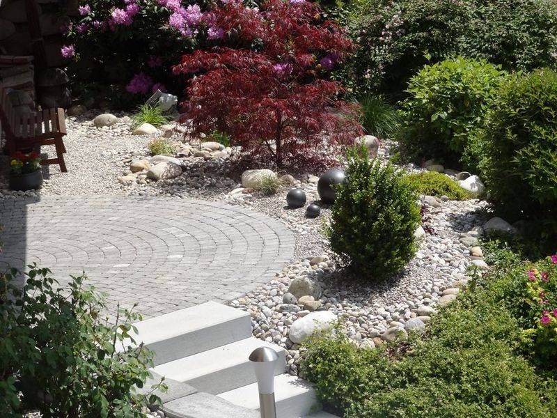 Ein Garten mit Treppen und einem Baum in der Mitte