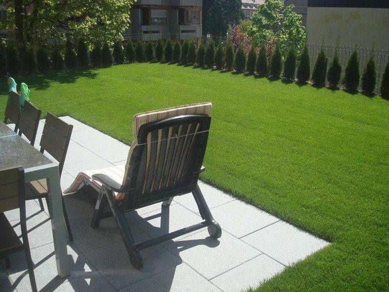 Ein Stuhl steht auf einer Terrasse neben einem Tisch und Stühlen. Foto von der Schöni Blumen und Gartenbau GmbH