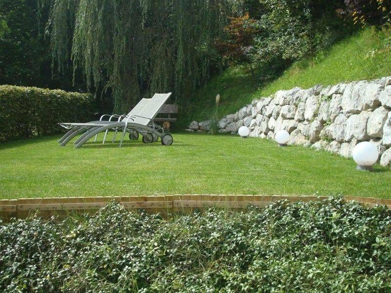 Zwei Liegestühle stehen auf einem üppigen grünen Rasen. Foto von der Schöni Blumen und Gartenbau GmbH