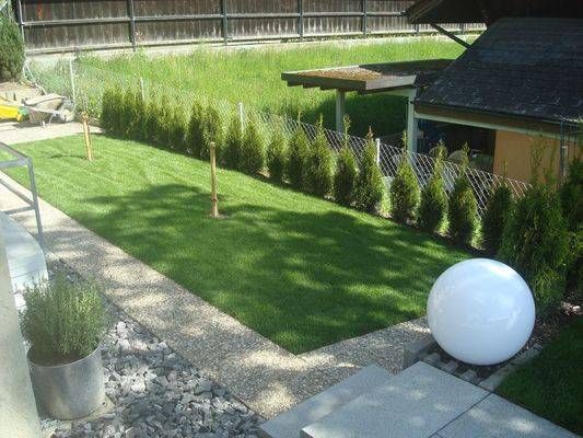 Ein Rasen mit einem weissen Ball in der Mitte. Foto von der Schöni Blumen und Gartenbau GmbH