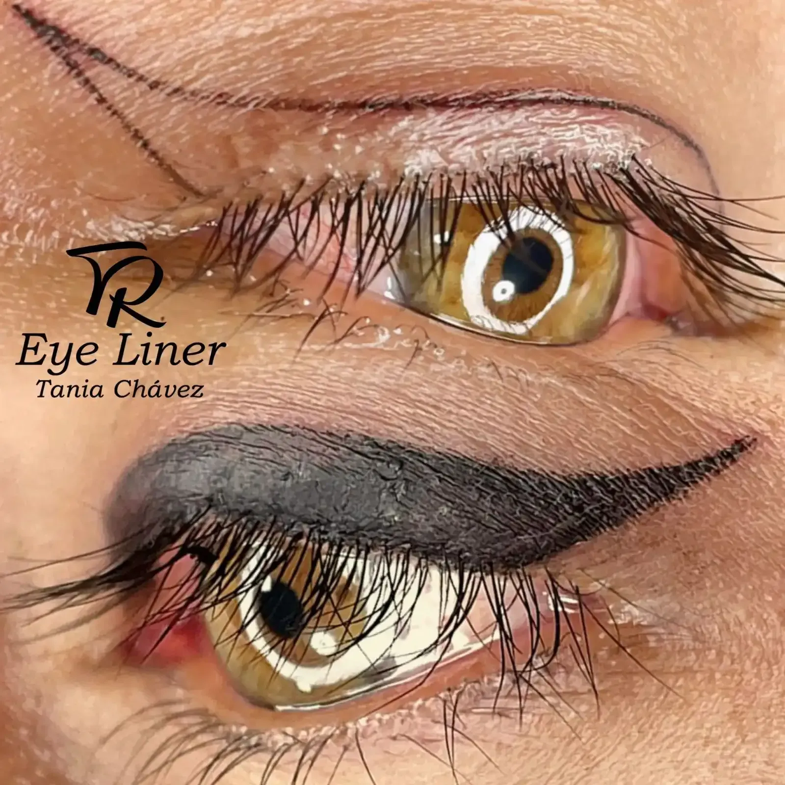 Imagen comparativa del antes y el después que muestra la aplicación de delineador de ojos