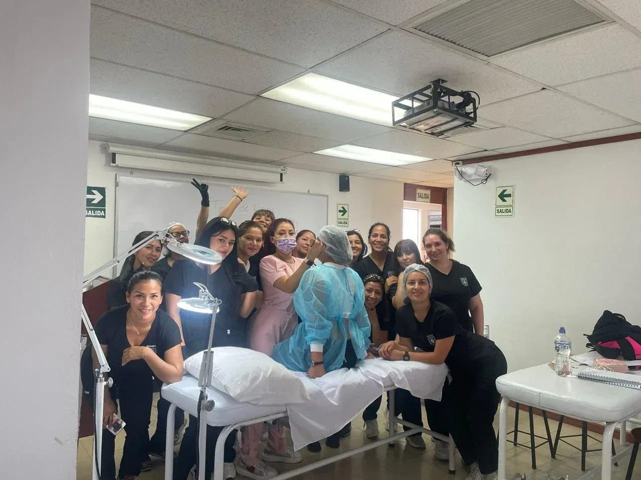 Un grupo de personas vestidas con uniformes