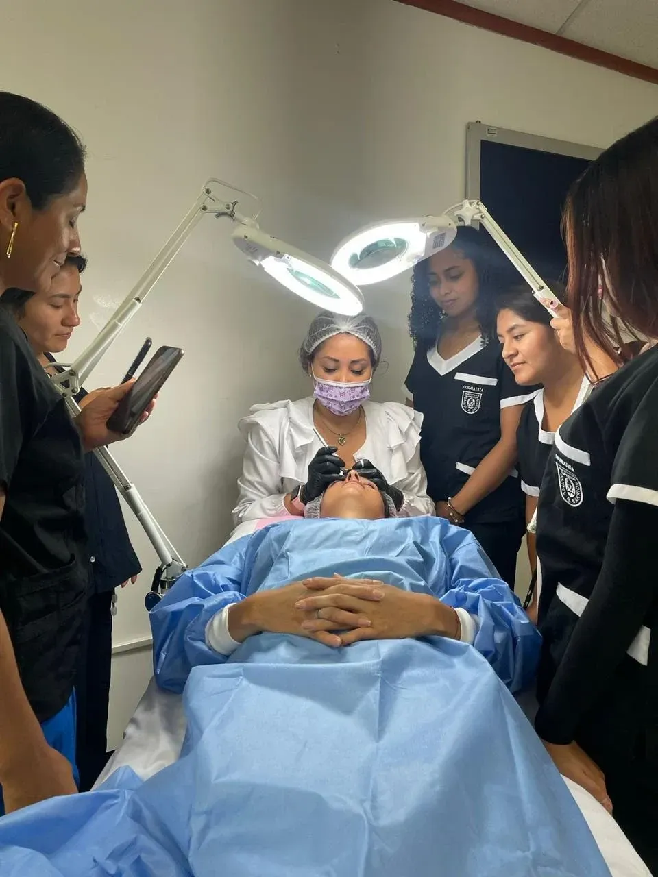 Un instructor realiza una demostración de un procedimiento