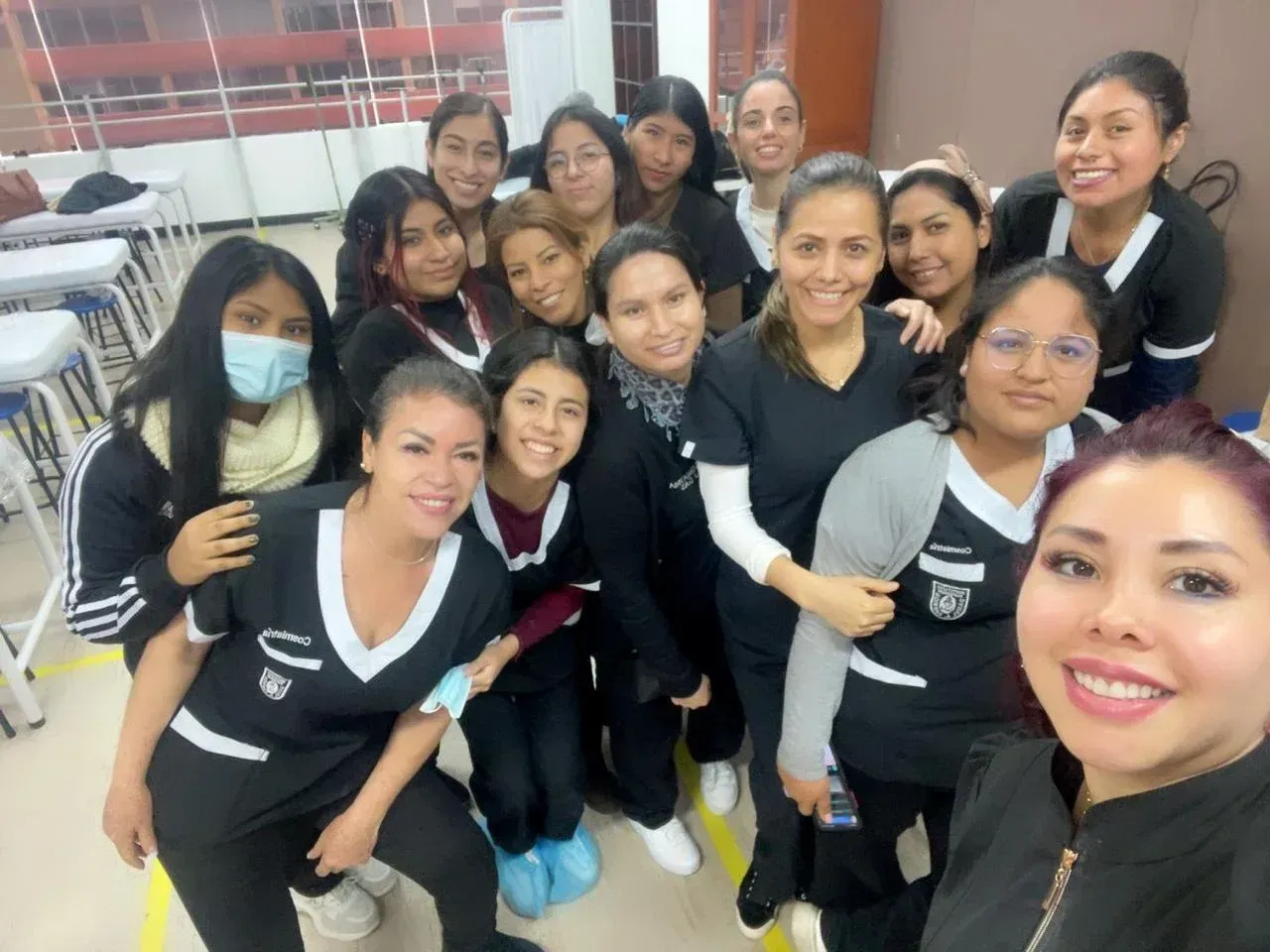 Un numeroso grupo de estudiantes sonrientes, vestidos con uniformes