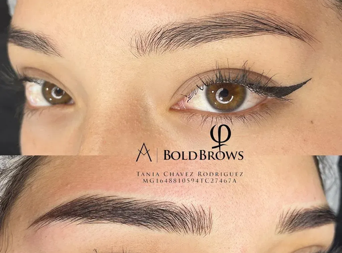 Primer plano de una persona con cejas definidas, arqueadas y tatuadas profesionalmente, con la marca