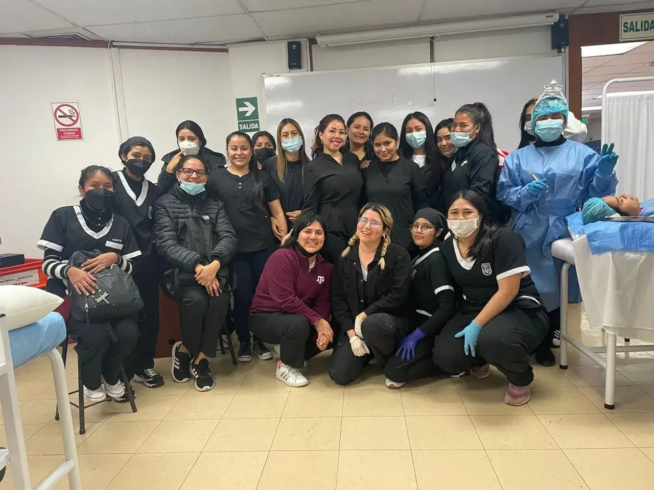 Un grupo de personas vestidas con uniformes