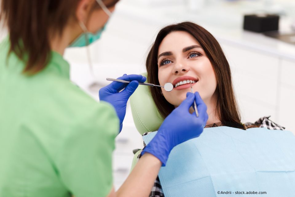 Zahnarzt in der Praxis von Dr. Andreas Fiedler behandelt eine Patientin