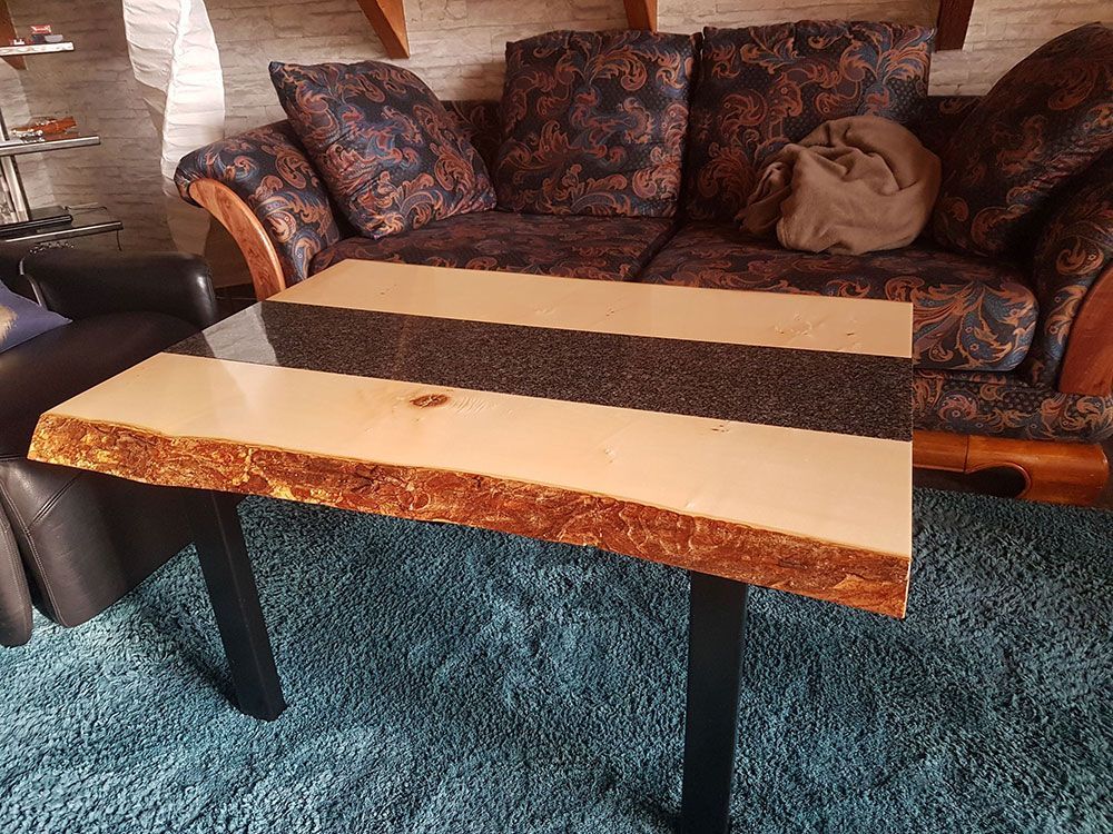 Ein Couchtisch steht vor einem Sofa in einem Wohnzimmer.