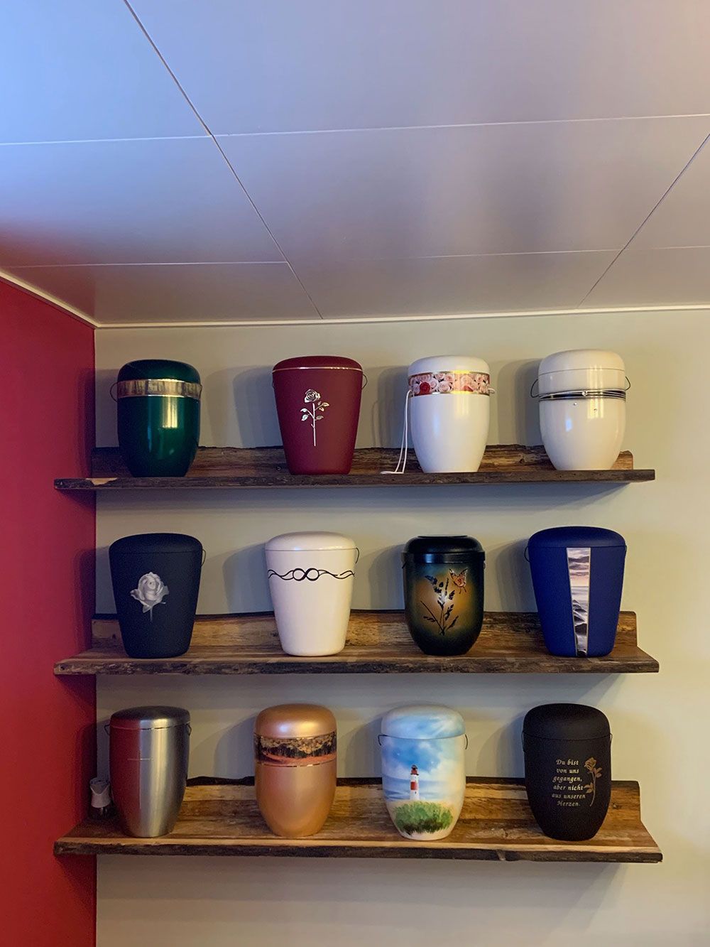 In den Regalen stehen viele verschiedene Urnenarten.