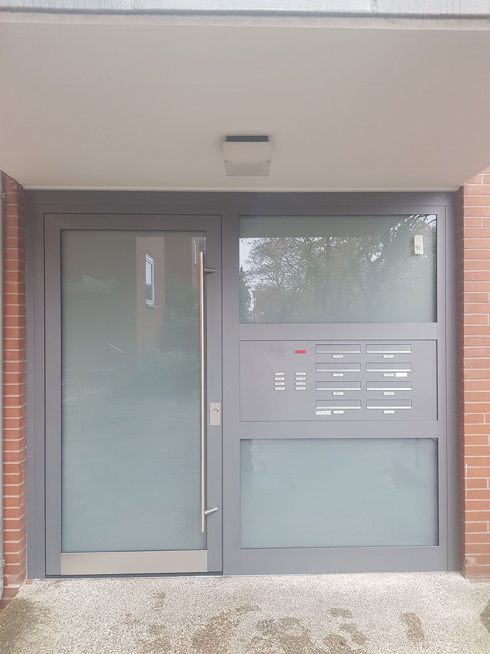 Die Vordertür eines Gebäudes mit einem Briefkasten darunter.