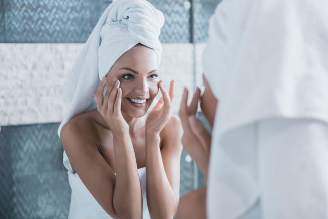 Una mujer tiene un parche de crema en forma de corazón en su cara.
