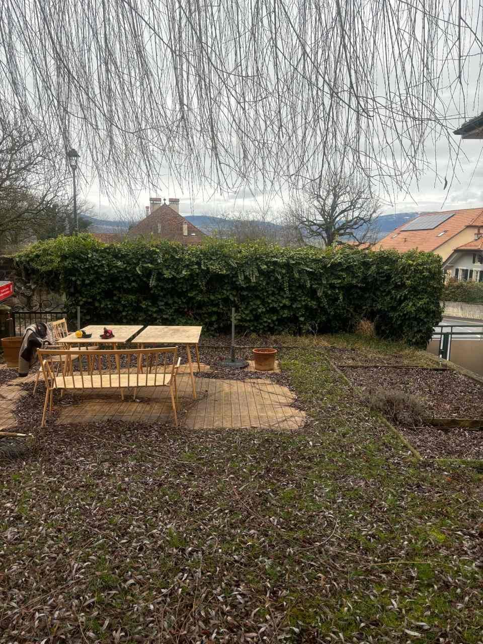Il y a une table et des chaises dans la cour arrière.