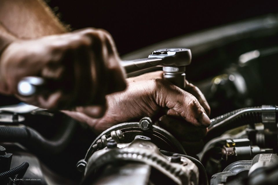 Mechaniker arbeitet am Auto