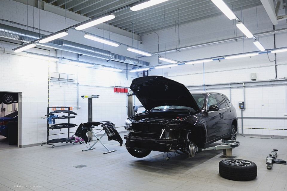 Auto mit geöffneter Motorhaube beim Kfz-Service in der Werkstatt in Seesen