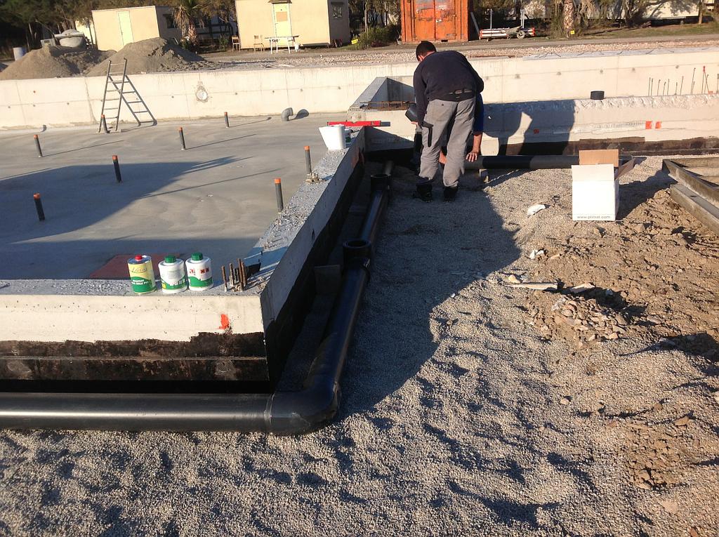 Ouvrier sur chantier de piscine