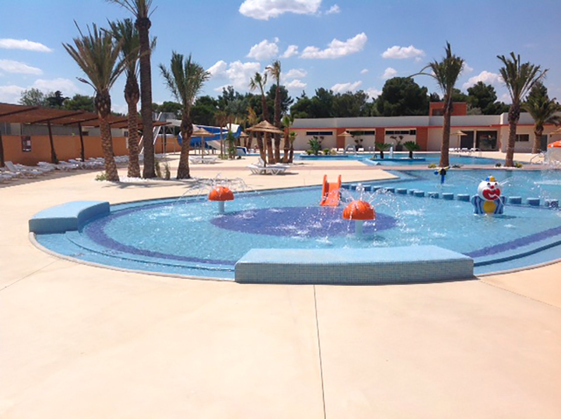 Piscine avec accessoires