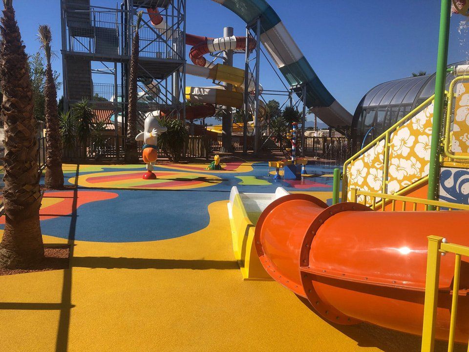 Jeux de piscine rouge et jaune