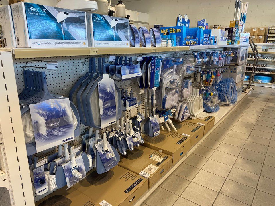 Matériel de piscine au magasin