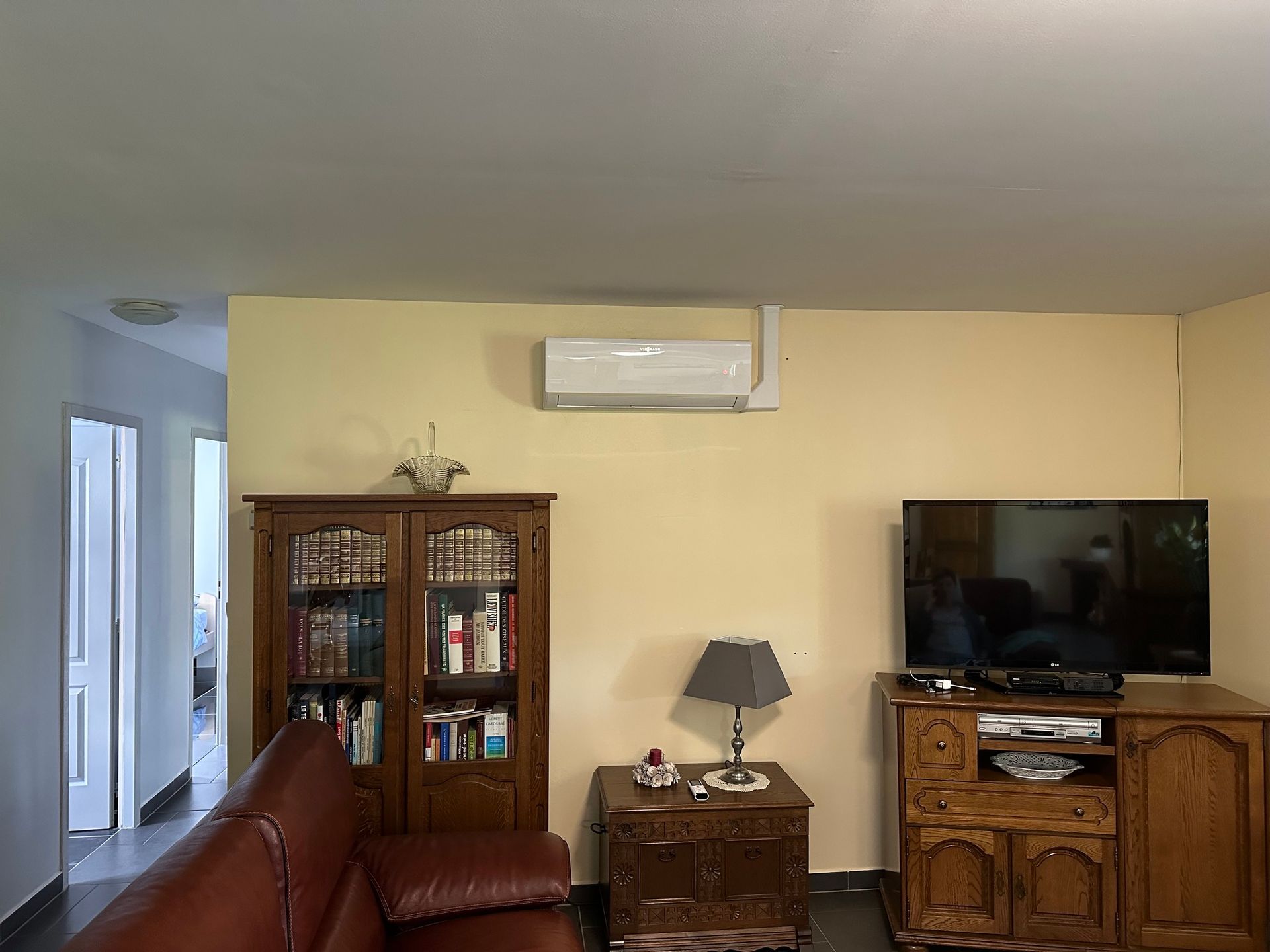 Installation d'une pompe à chaleur air/air Viessmann réversible sur Solre Le Chateau (Photo 3). 