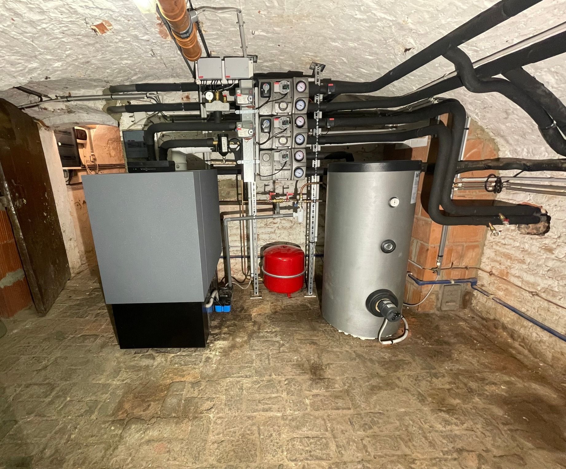 Chaudière verte et blanche sous des poutres en bois