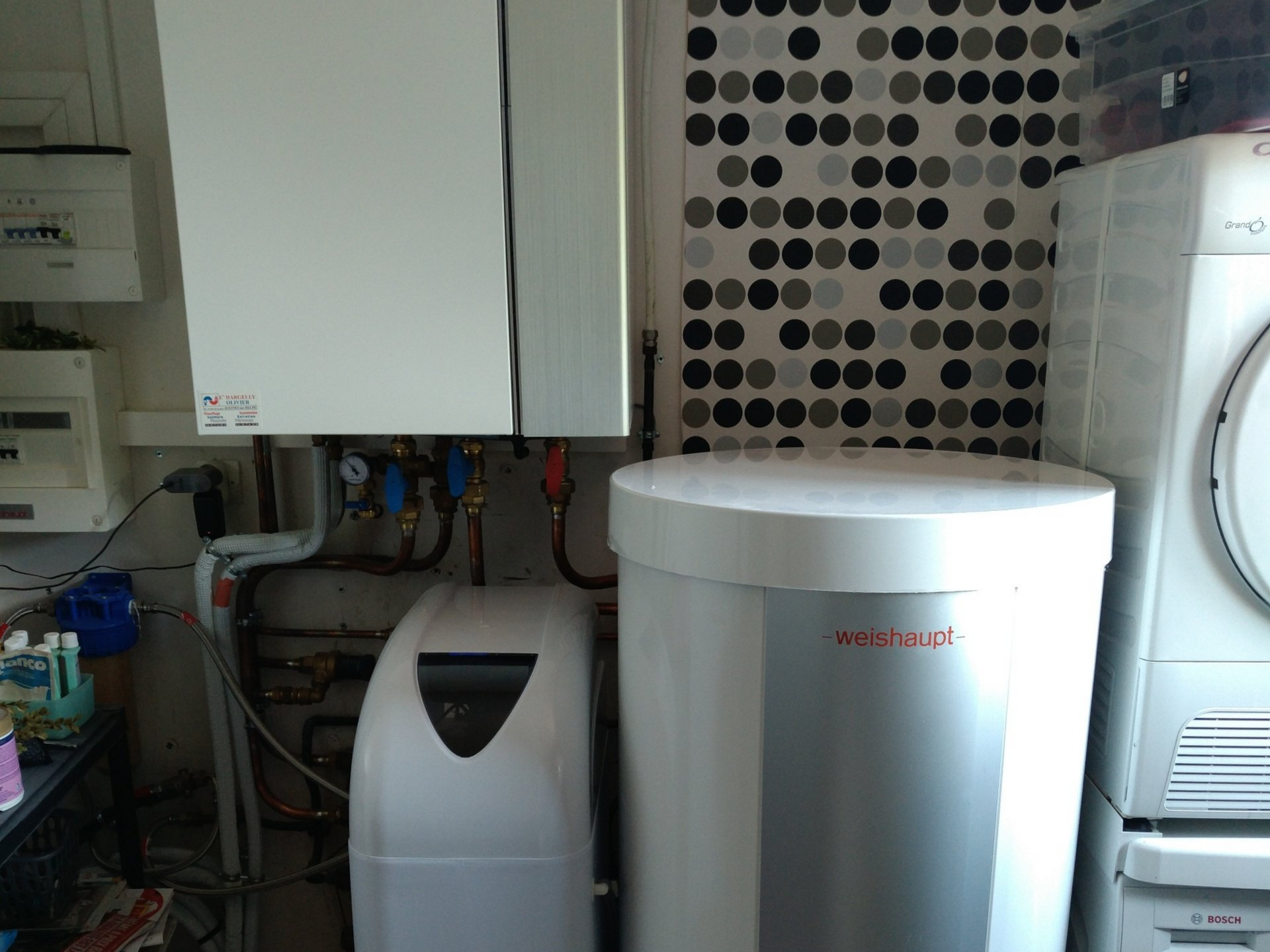 Installation intérieure de pompe à chaleur avec ballon et modules hydrauliques.