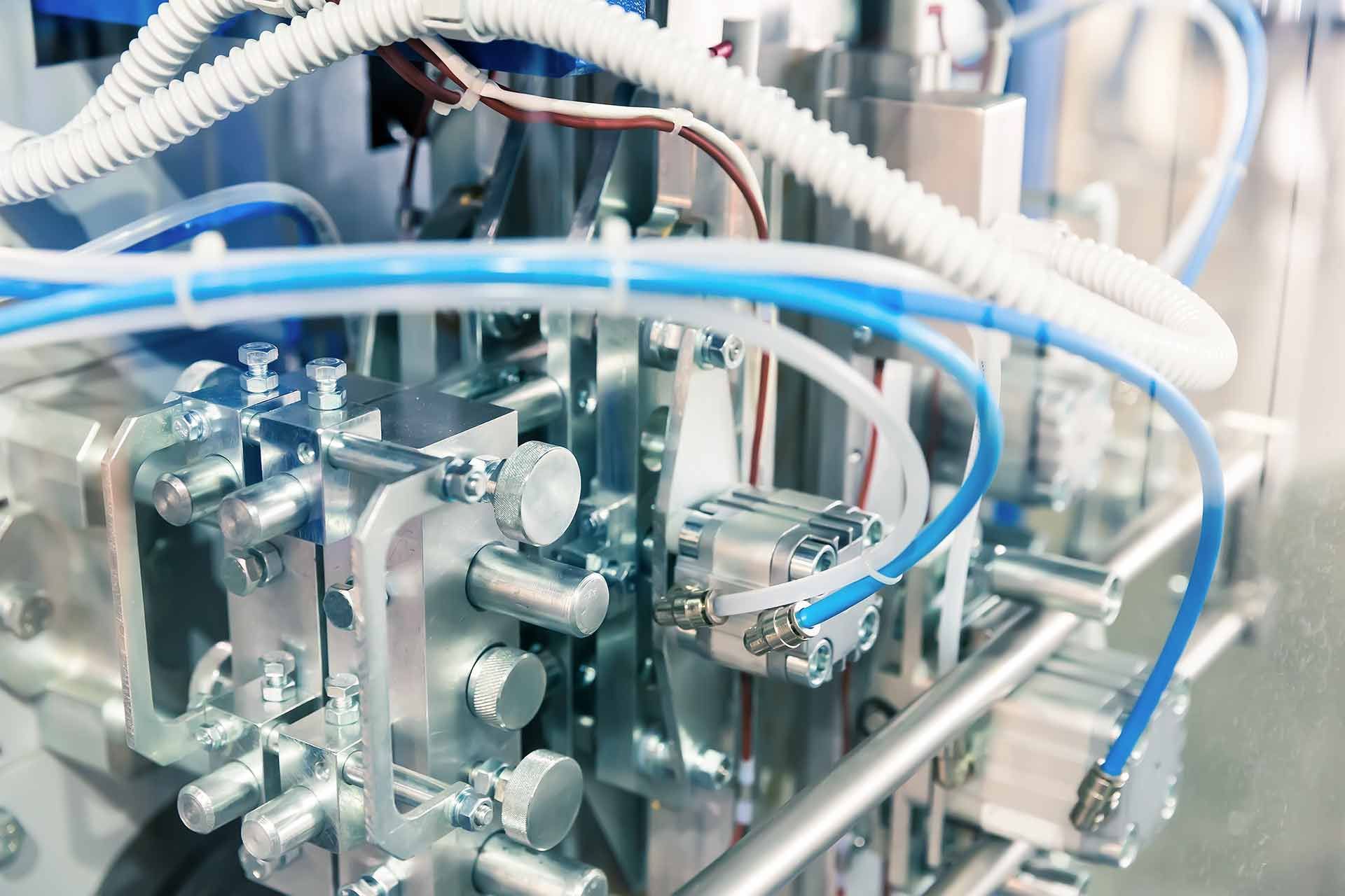 Eine Nahaufnahme einer Maschine, aus der viele Kabel herauskommen.