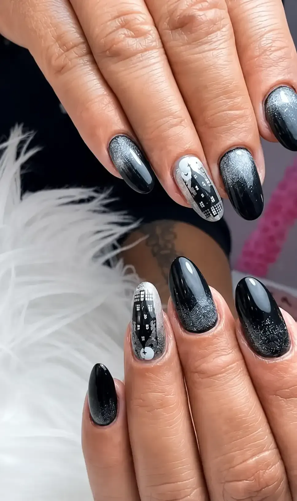Primer plano de una manicura con purpurina negra y plateada metalizada sobre uñas largas y puntiagudas.