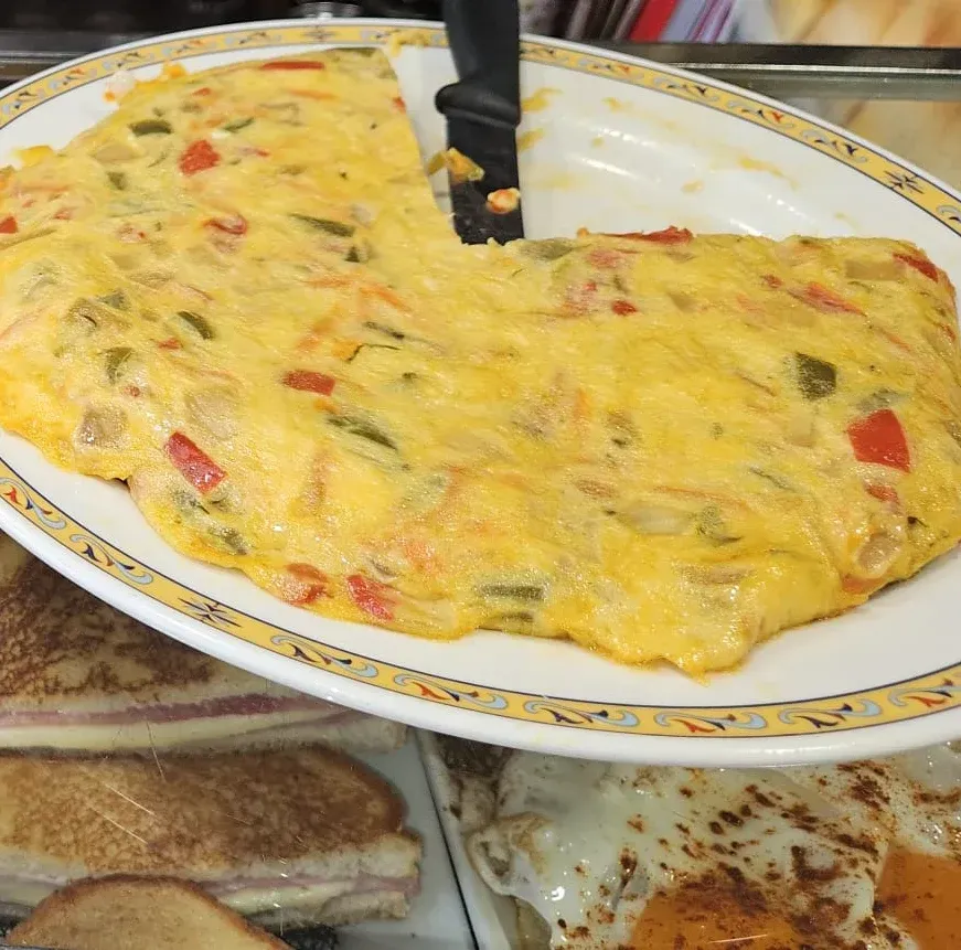 Un plato de comida del que se ha sacado una rebanada.