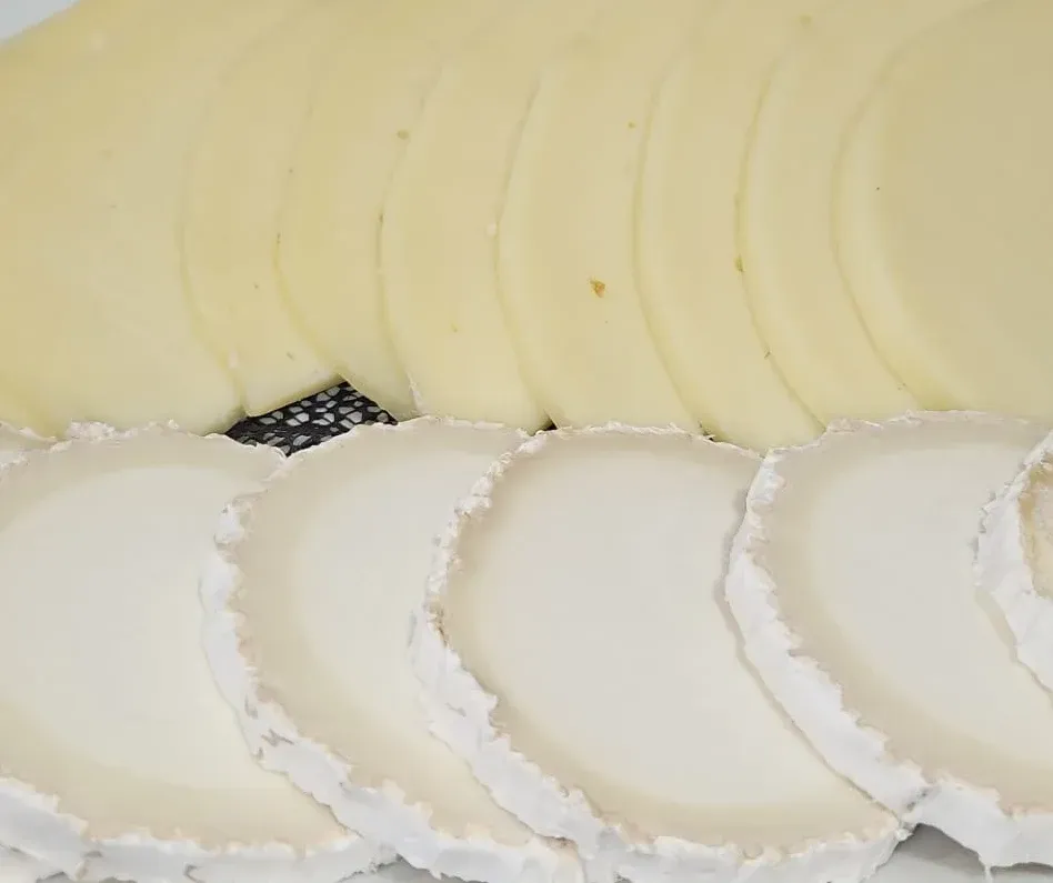 Un primer plano de rebanadas de queso en un plato.