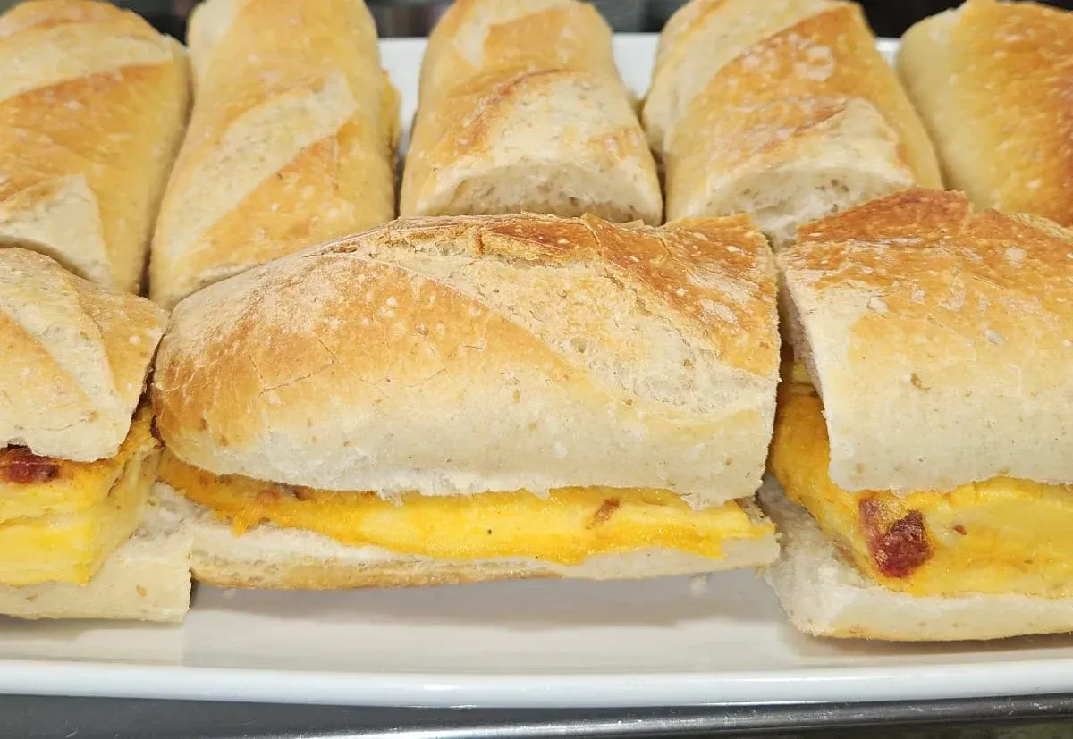 Un plato de hamburguesas y patatas fritas en una mesa.