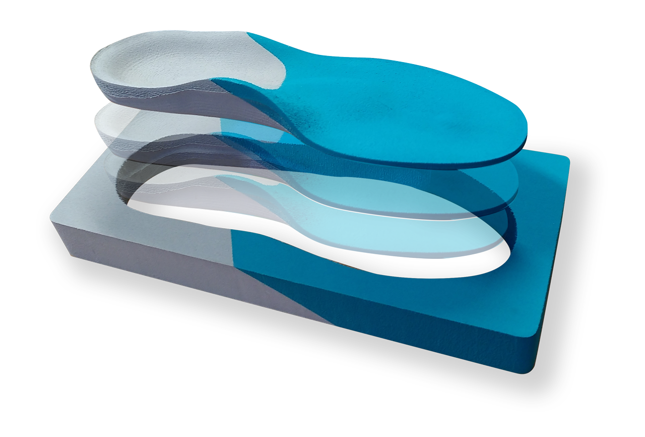 Mehrschichtige blaue orthopädische Einlegesohlen in unterschiedlichen Formen, übereinander gestapelt.