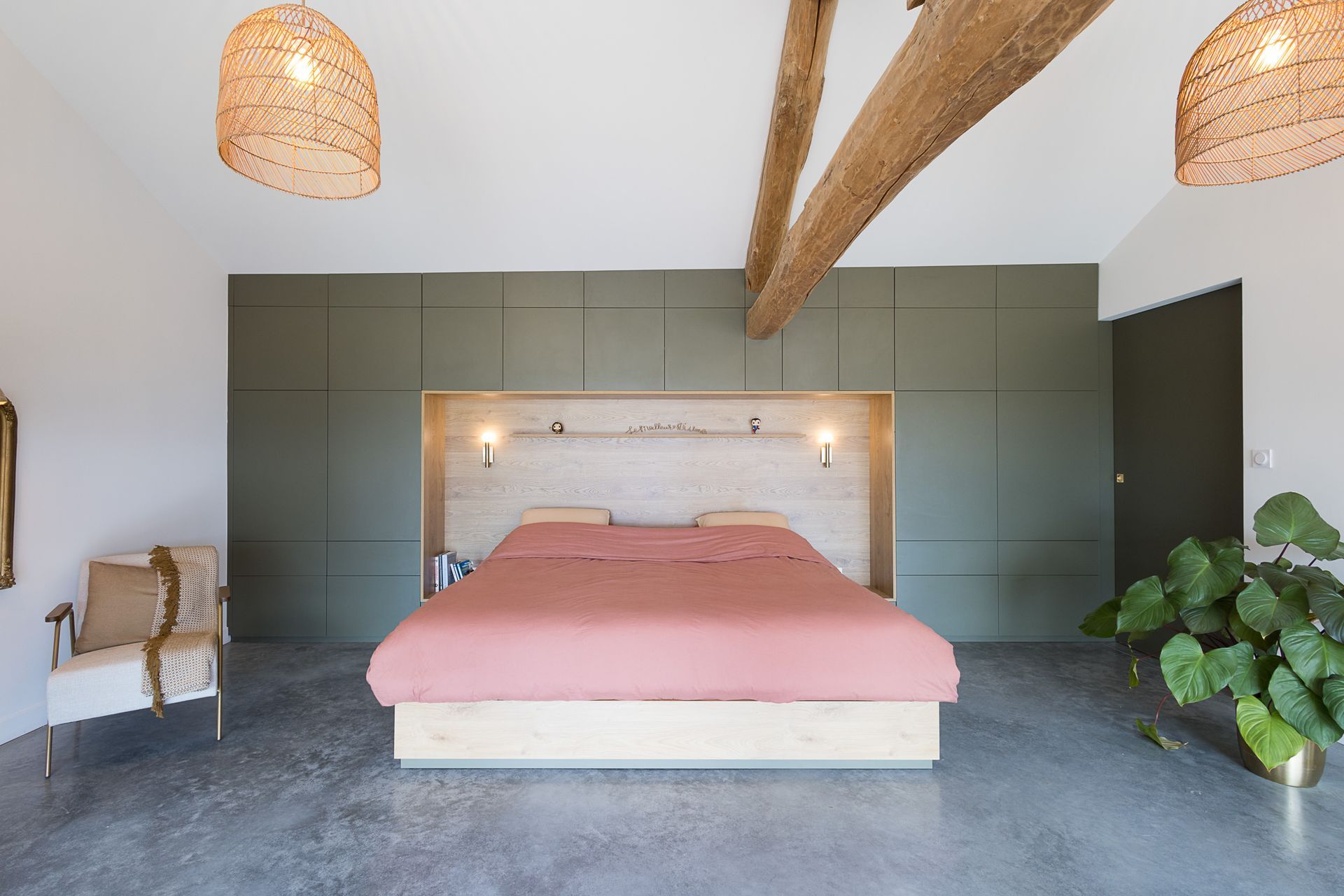 Chambre avec meuble murale entier pour tête de lit