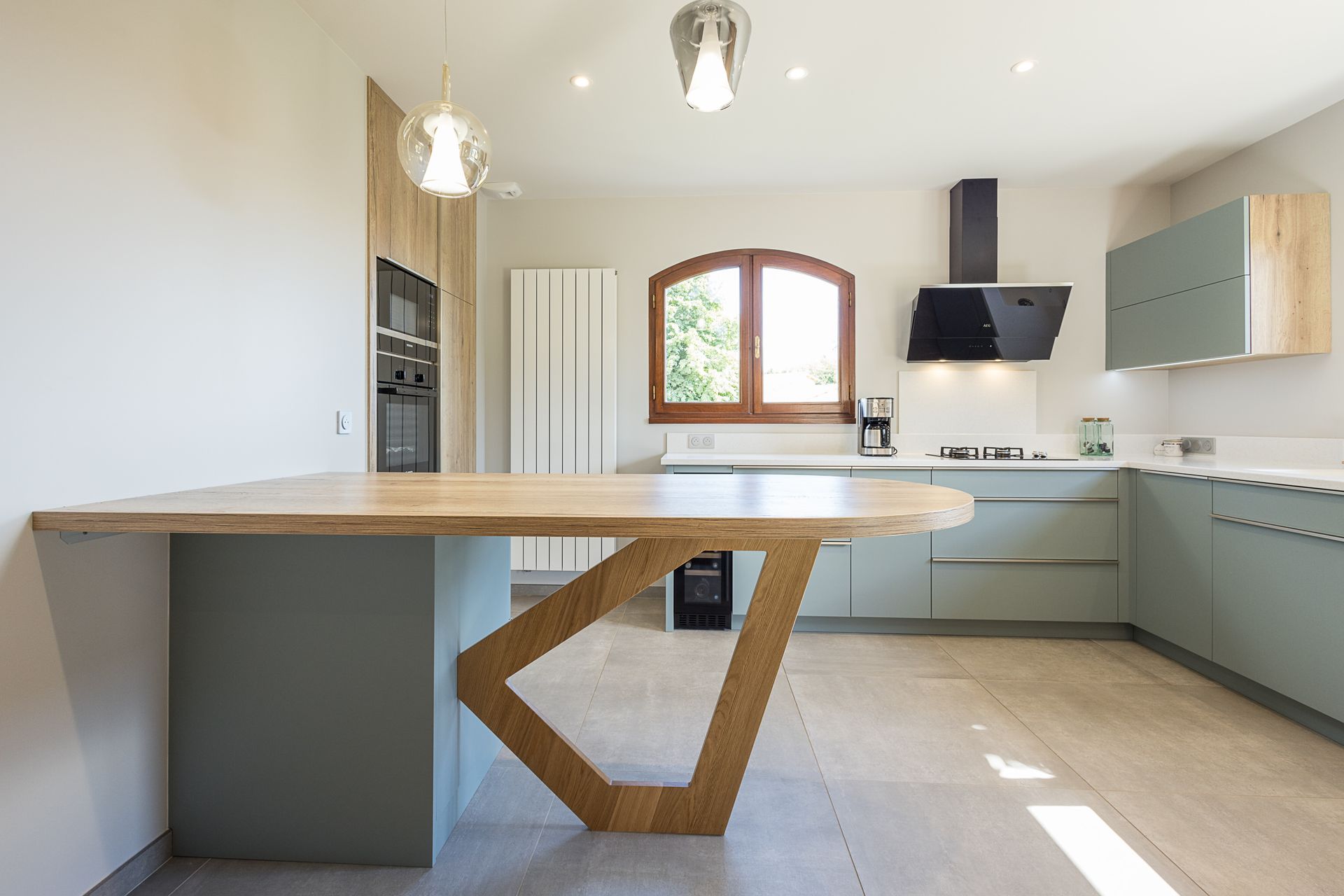 Cuisine avec table à manger en bois