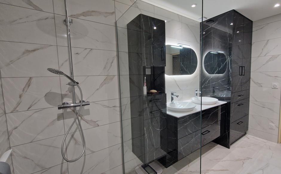 Salle de bain en Corian, imitation marbre, avec une douche à l'italienne