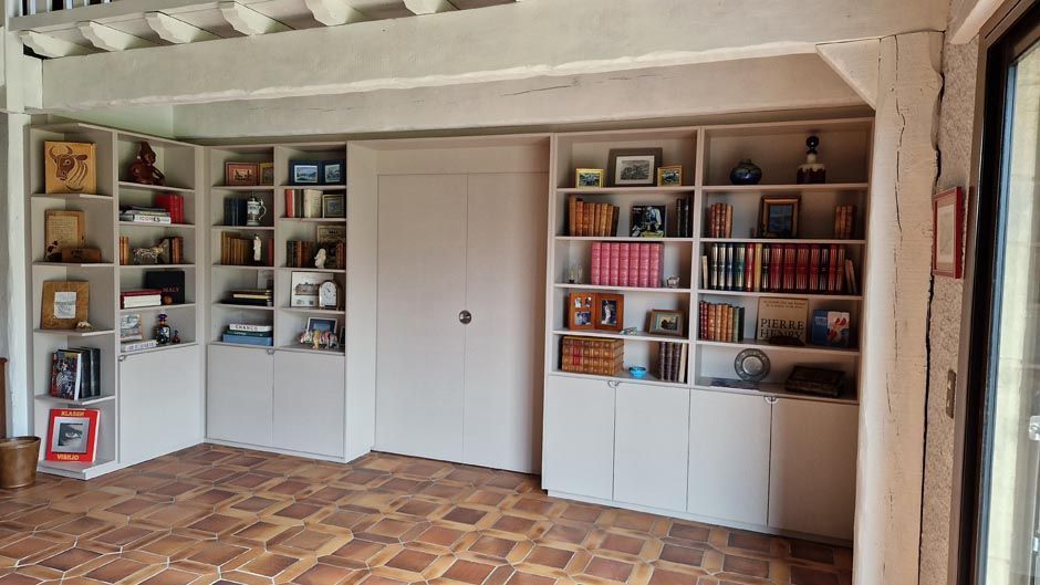 Bibliothèque sur-mesure en Corian blanc
