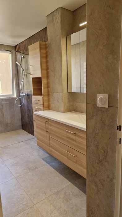 Contrechamp de la vasque en corian avec la douche en arrière plan