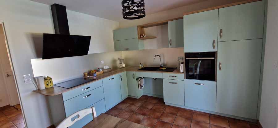 Petite cuisine de maison verte clair