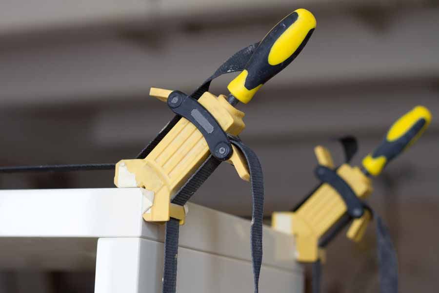 Collage et fixation de la plaque