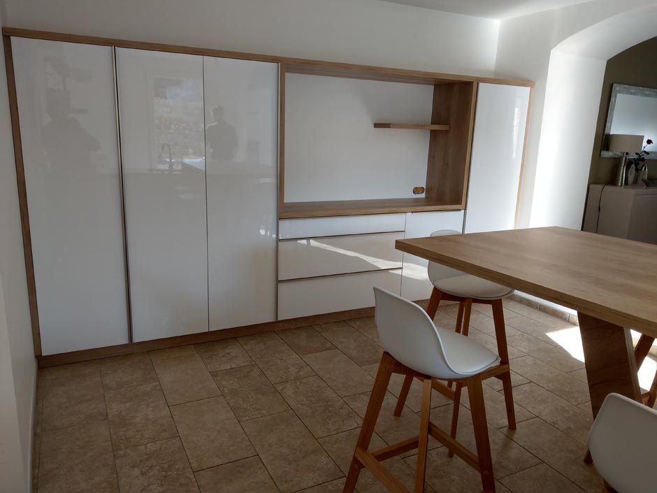 Rangements latéraux dans un bureau d'entreprise