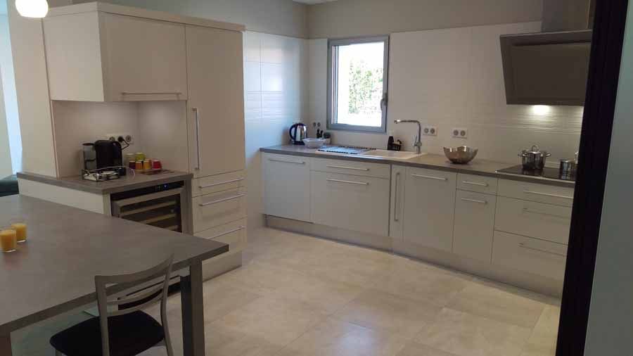 Grande cuisine en blanc et en gris