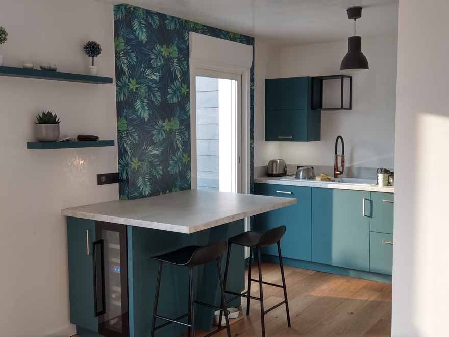 Petite kitchenette décorée avec des nuances de bleu canard