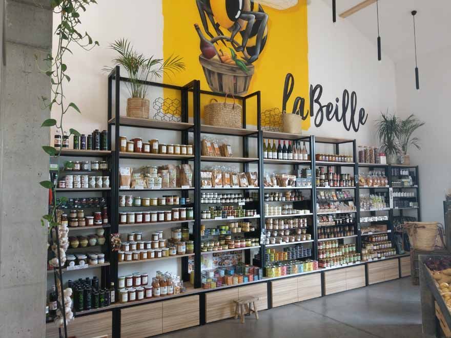 Etales de magasin de miel bio