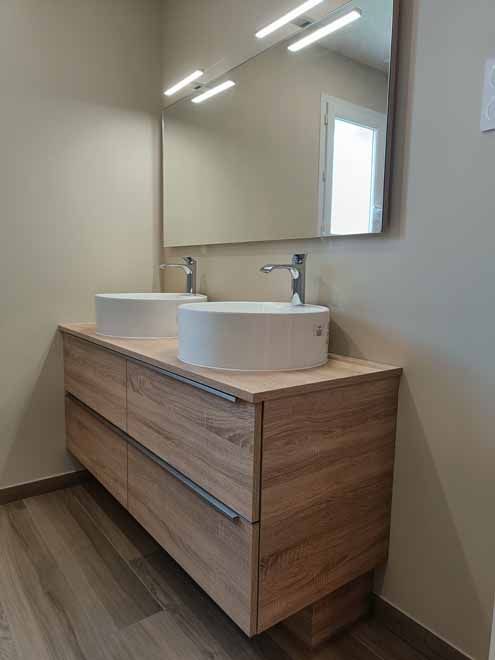 Meuble de salle de bains avec deux vasques séparées et un grand miroir
