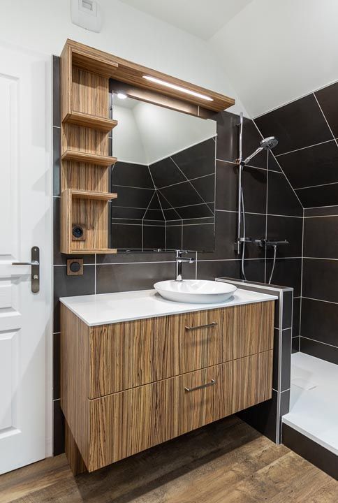 Meuble de salle de bain particulier en bois